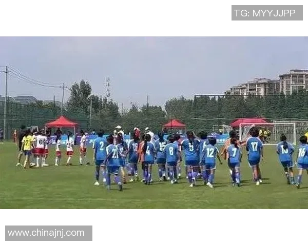 帅小伙勇闯绿茵场与足球明星展开一场惊心动魄的对决之旅 帅小伙勇闯绿茵场与足球明星展开一场惊心动魄的对决之旅