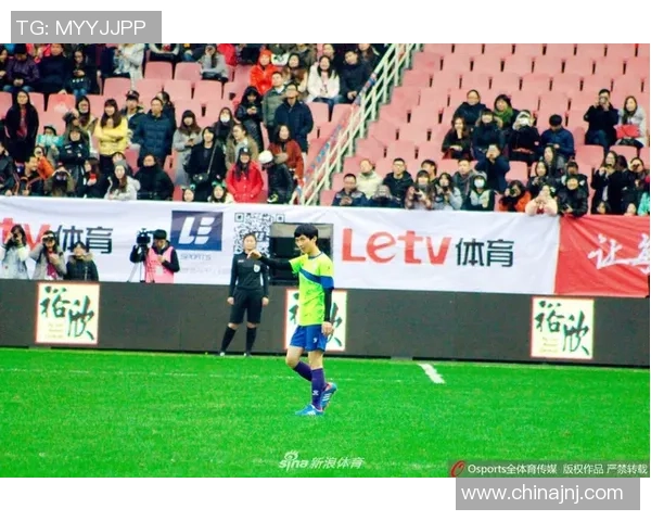 足球明星亲手扔出的足球背后的故事与梦想启示 足球明星亲手扔出的足球背后的故事与梦想启示