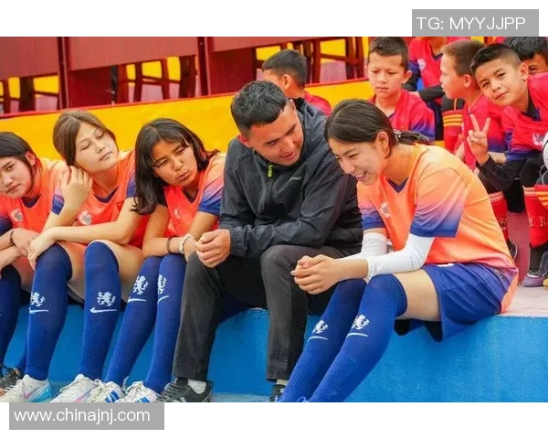 足球明星与女孩的梦想之踢球旅程在绿茵场上的青春碰撞 足球明星与女孩的梦想之踢球旅程在绿茵场上的青春碰撞